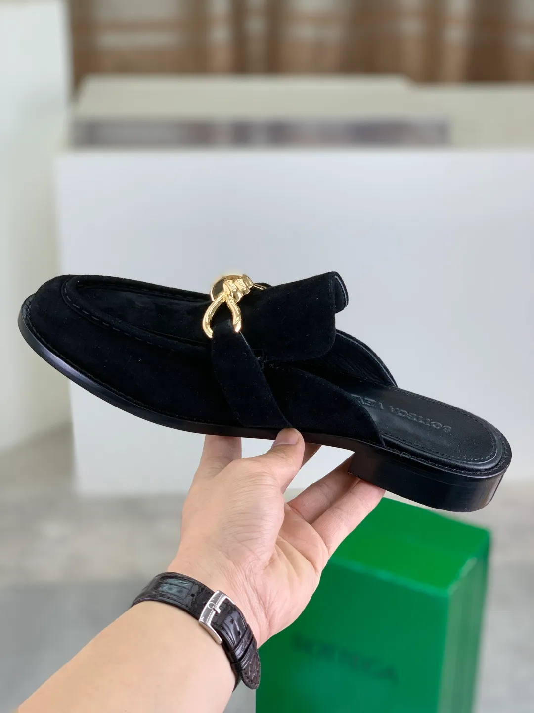 Men's shoes 💰P800 [New model] (genuine leather outsole) water-dyed cow lining 💰High-quality business couple half-slip leather shoes 💎💎💎 BOTTEGA VENETA official website synchronizes the latest top version of BV in the market, accepts material comparison, shoe type comparison, process comparison, practical and textured, versatile and suitable for any occasion, the more you look at it, the more flavorful it becomes. Purely hand-knitted craftsmanship - Upper material, calfskin imported from Italy 🇮🇹 - High-quality water-dyed cowhide lining - Original private model customized leather outsole -Size: Female 35-39 (40 ordered) Male 39-44 (38 45 can be customized) Color: Multiple colors available